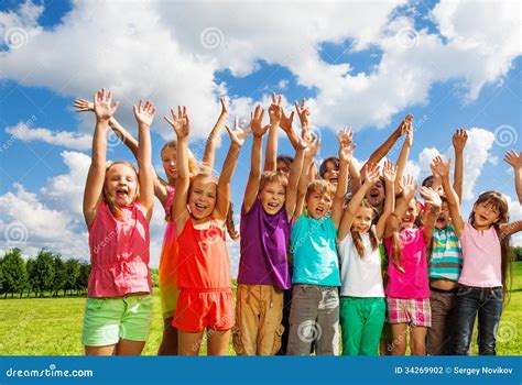 Un gruppo di bambini felici che camminano verso l'orizzonte