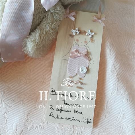 Targa fuoriporta in legno decorata a mano per cameretta neonato