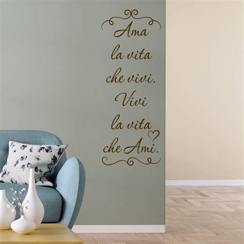 Dettaglio grafico di un adesivo decorativo in PVC applicato su parete
