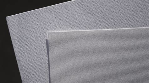 infografica che confronta la resistenza e l'aderenza della carta goffrata rispetto alla carta liscia standard