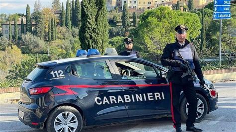 Carabinieri che conducono indagini
