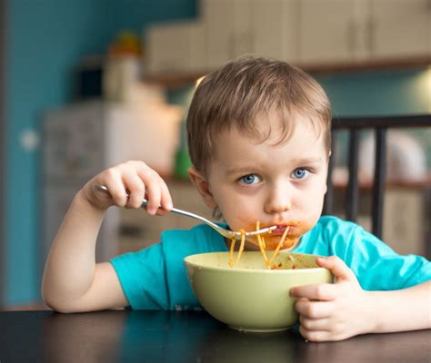 Bambino che mangia autonomamente