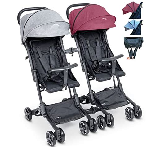 Famiglia felice in viaggio con passeggino leggero