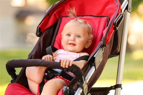 genitori con neonato nel passeggino