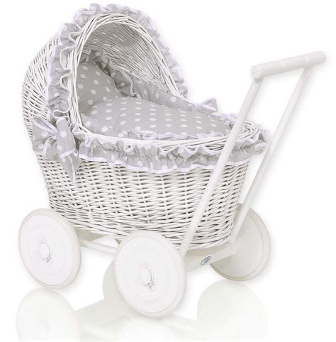 vecchio passeggino in vimini accanto a uno moderno