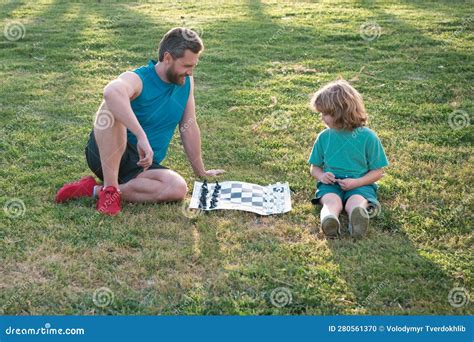 Padre e figlio giocano insieme, mostrando coinvolgimento