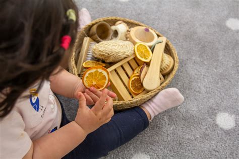 Bambini che giocano di ruolo e con oggetti non strutturati