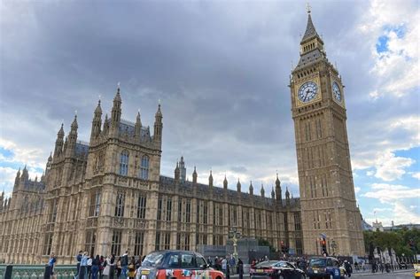 Una strada di Londra con il Big Ben in lontananza