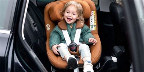 Bambino in un seggiolino auto Joyello