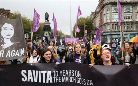 Manifestazione con ritratto di Savita Halappanavar
