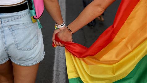 Bandiera arcobaleno sventolata a Dublino dopo il referendum sul matrimonio egualitario