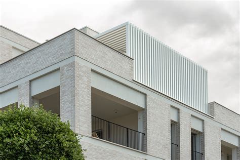 Esempio di mattone nido integrato in una facciata di edificio