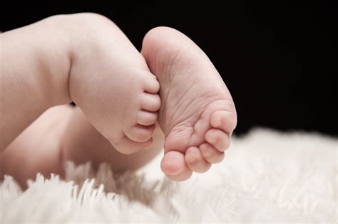 genitore che misura il piedino del bambino