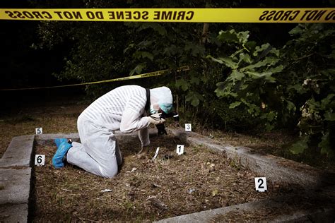 Scena del crimine con dettagli forensi