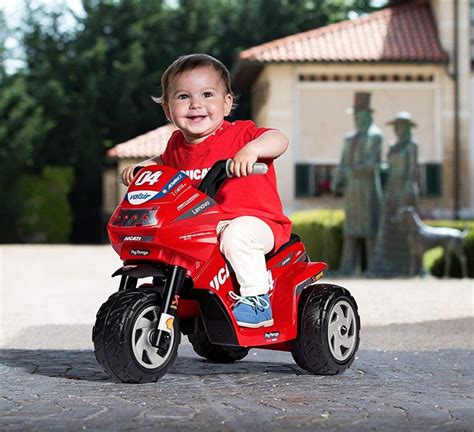 Bambino che gioca con una Mini Ducati Peg Perego
