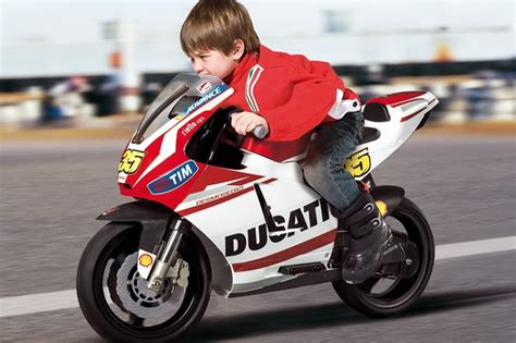 Dettaglio del pedale acceleratore/freno su una Mini Ducati Peg Perego