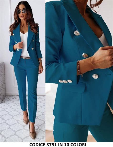 Donna in pantaloni eleganti con blazer