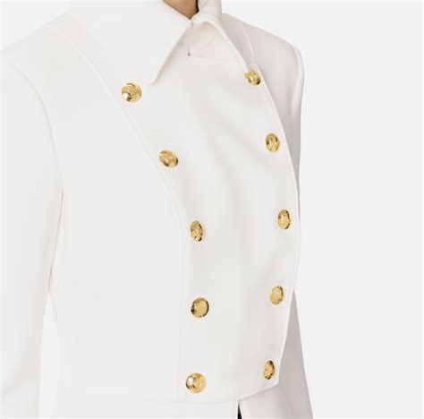 Dettagli di pantaloni eleganti con bottoni dorati