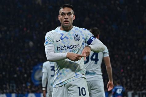 Lautaro Martinez esulta dopo un gol