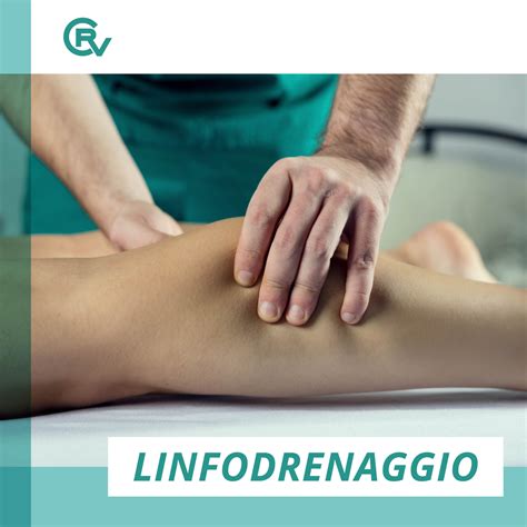 terapista che dimostra una tecnica di massaggio prenatale sicura