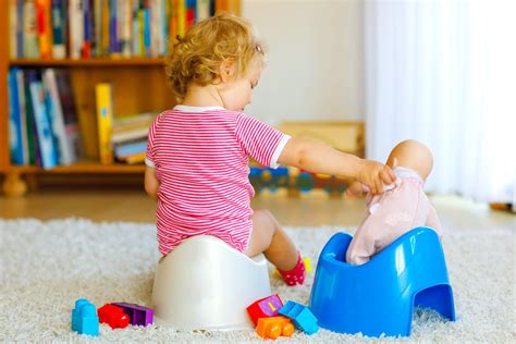 Bambini che giocano con bambole in un ambiente neutro