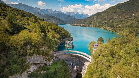 Veduta panoramica del Lago di Barcis e del suo caratteristico bacino artificiale