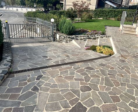 Dettaglio della pavimentazione in porfido e delle rampe di accesso nel borgo di Barcis