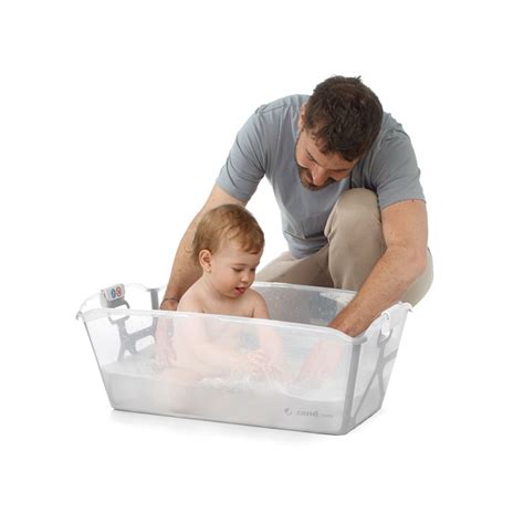 Bambino che gioca in una vaschetta da bagno pieghevole