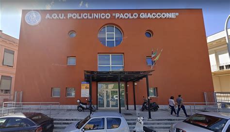 Edificio moderno di un policlinico universitario, con focus sull'ingresso della clinica ostetrica e ginecologica