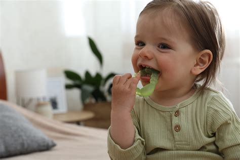 Bambino che usa un anello da dentizione refrigerato