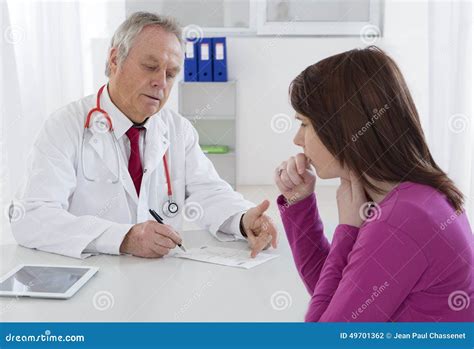 Giovane donna che parla con un medico