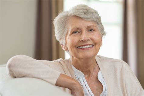 Persona anziana che legge e sorride, con focus sulla discrezione
