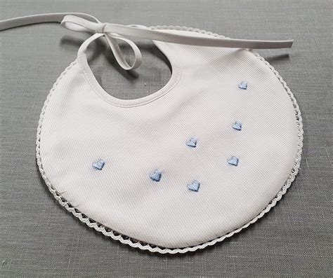 Bavaglino celeste con dettagli ricamati