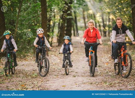 Genitori e bambini in bicicletta