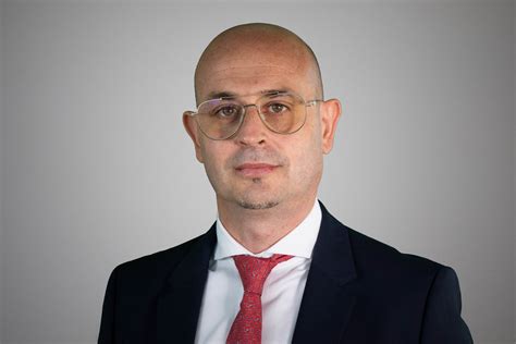 una persona che guarda una pagina bianca con espressione pensierosa