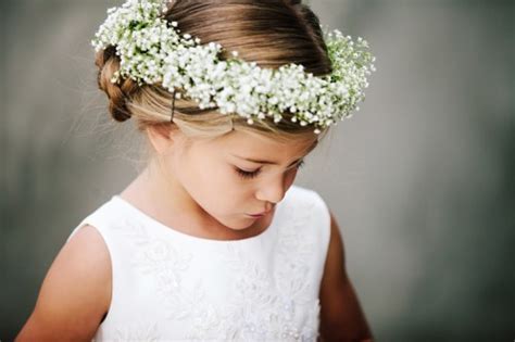 Bambina con coroncina di nebbiolina per la Prima Comunione