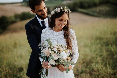 Sposa con coroncina di fiori in stile Boho