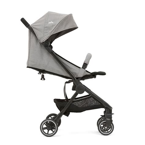 Passeggino Joie Pact Lite in ambiente urbano