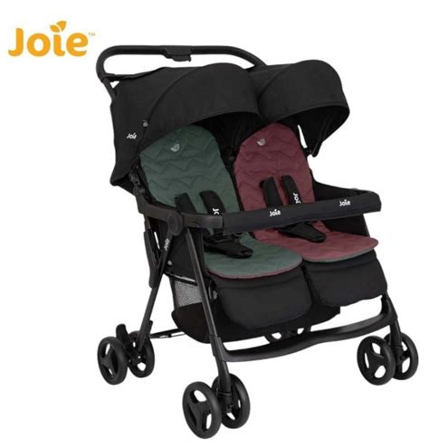 Passeggino gemellare Joie Aire Twin in un parco