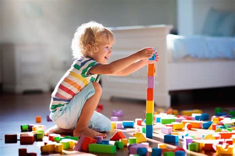 Bambino con ciuccio che gioca sul pavimento