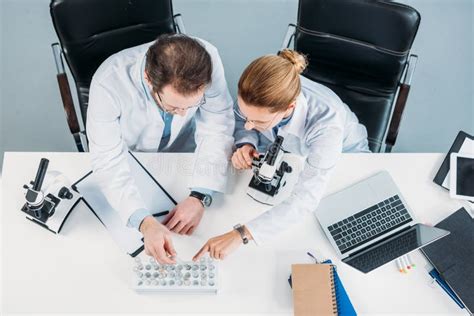Ricercatori al lavoro in laboratorio, simbolo di ricerca medica