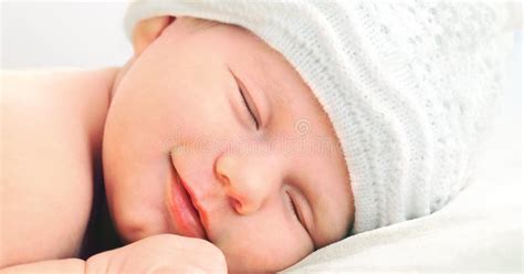 Bambino neonato sorridente