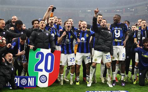 GM che interagisce con i giocatori durante una sessione di gioco di ruolo