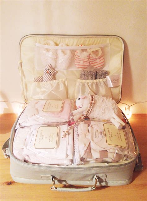 Valigia neonato per l'ospedale organizzata