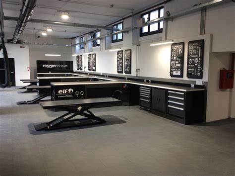 Cameretta a tema officina con banco da lavoro