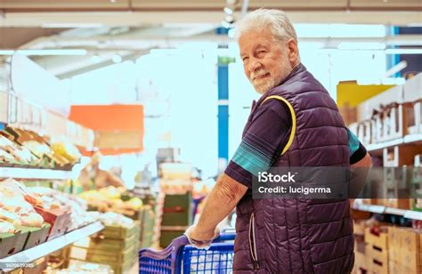 Anziano che fa la spesa
