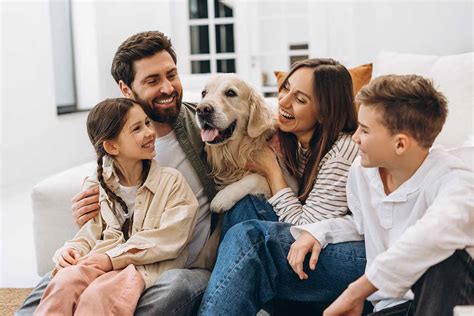 Un collage di foto che rappresentano la famiglia, l'amore e i neonati