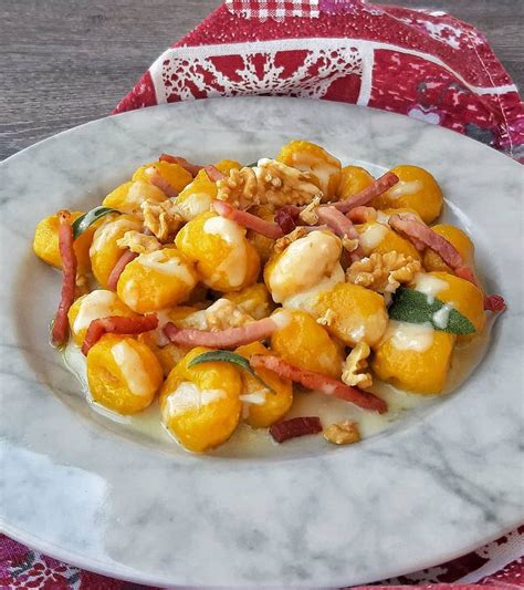 Piatto di gnocchi di zucca con olio e parmigiano per bambini
