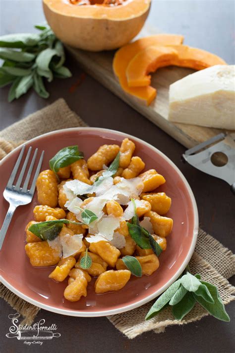 Vari condimenti per gnocchi di zucca: burro e salvia, gorgonzola, funghi