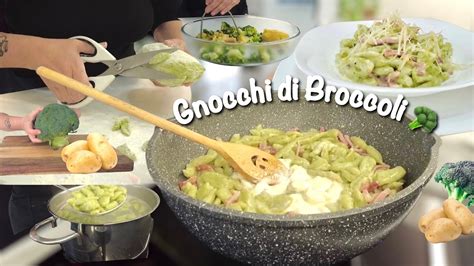 Chef che mostra come tagliare gli gnocchi con le forbici dal sac à poche